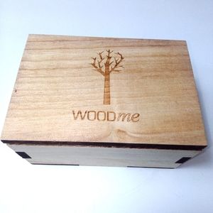 Beautiful elegant green watch with stretchy bracelet set & wooden box holder.